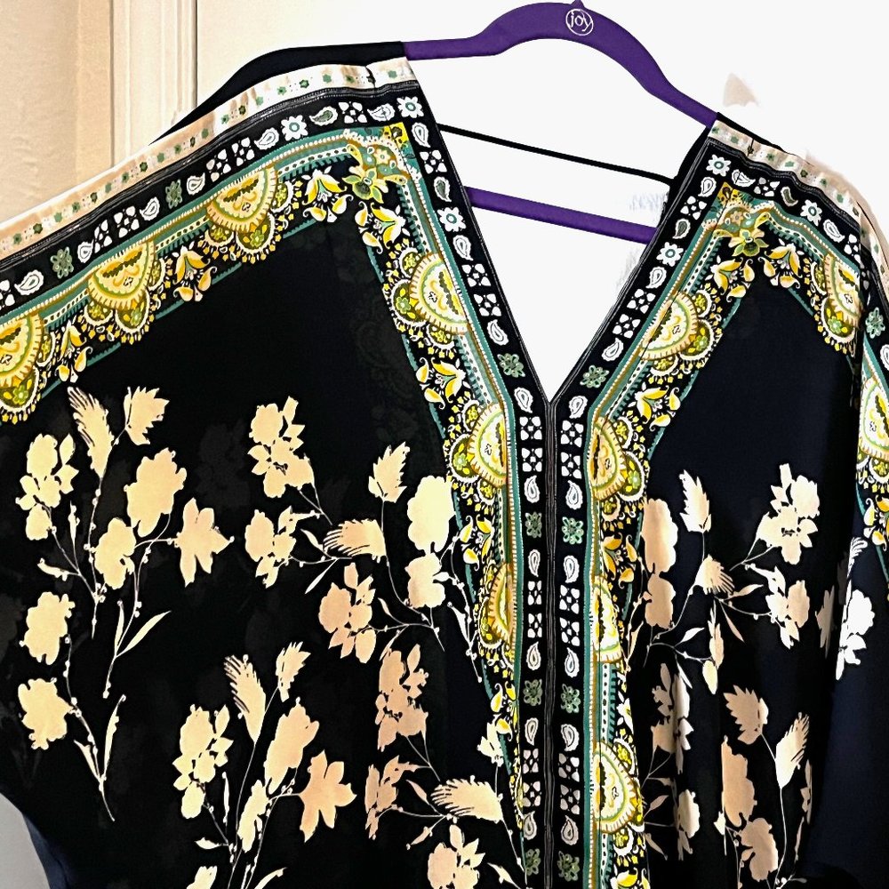 XL ROSE & OLIVE Black Top w/Cream Flowers V-Neck
